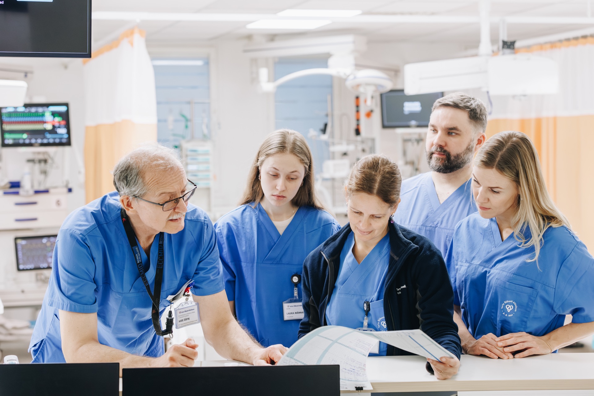 University of Tartu clinical pharmacy staff and students discussing a case in a hospital ward